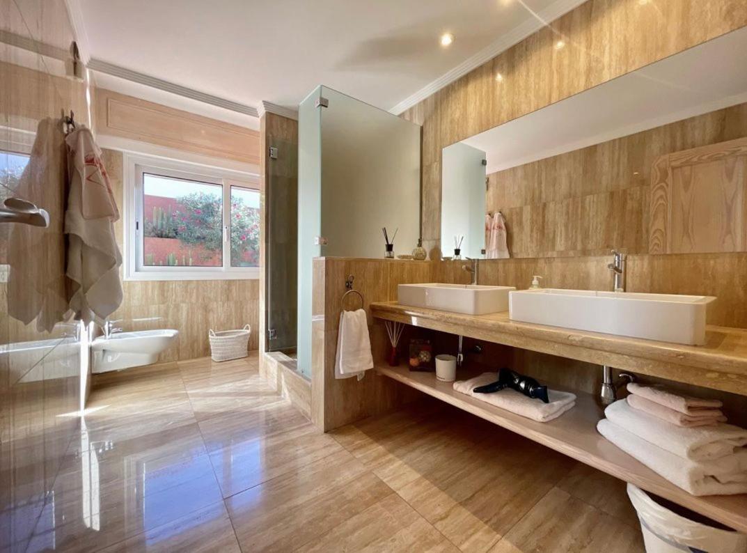 Villa Amorio A Spacious Modern Getaway With A Private Heated Pool & Sea Views Costa Adeje  Buitenkant foto