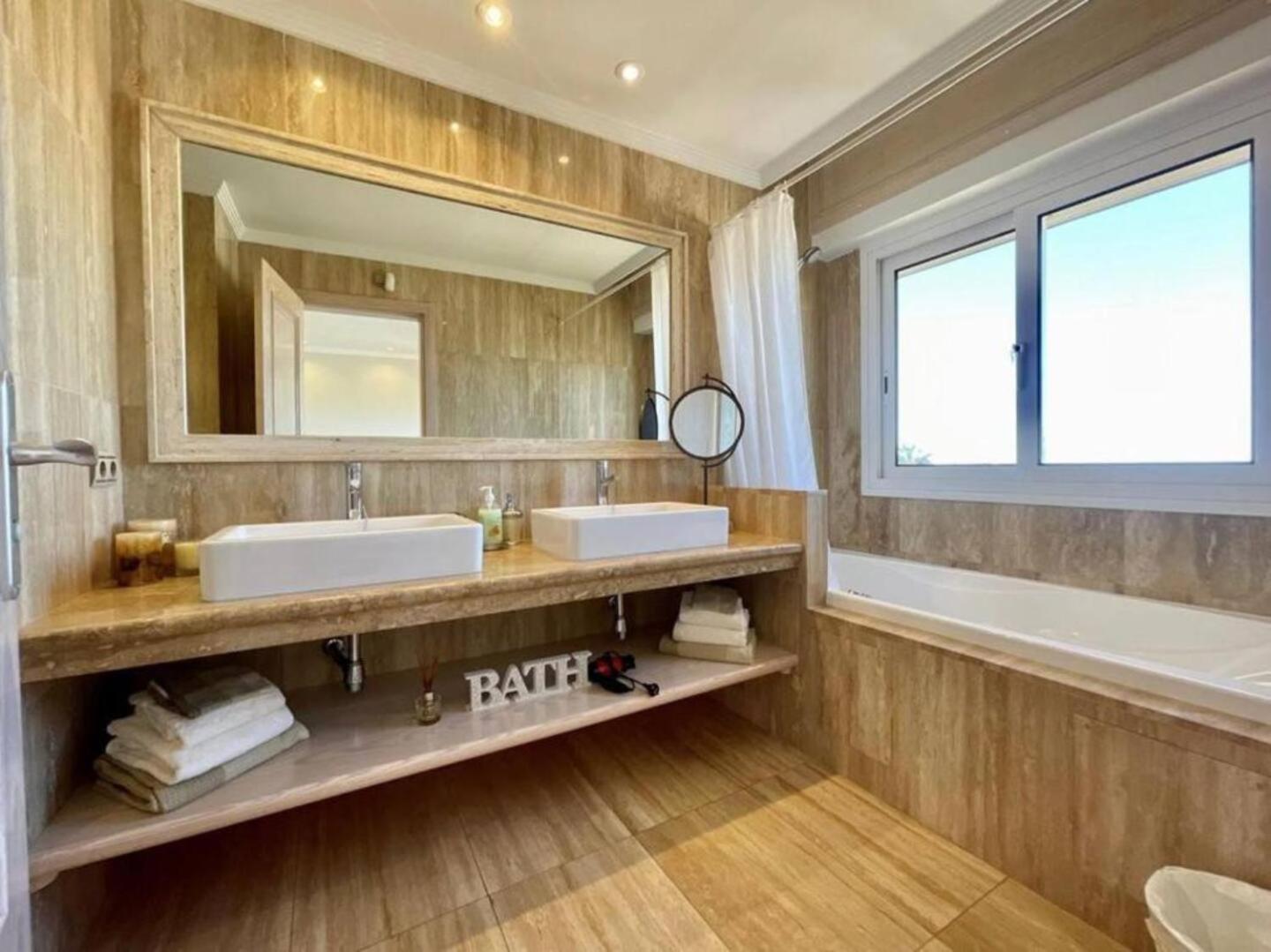 Villa Amorio A Spacious Modern Getaway With A Private Heated Pool & Sea Views Costa Adeje  Buitenkant foto