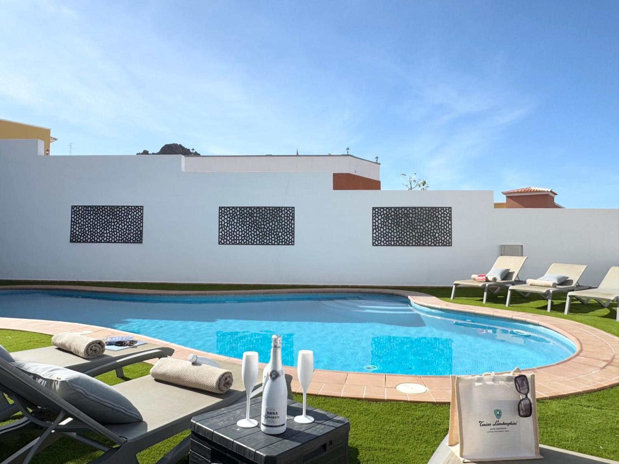 Villa Amorio A Spacious Modern Getaway With A Private Heated Pool & Sea Views Costa Adeje  Buitenkant foto